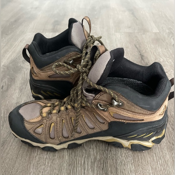 Oboz Hiking Boots with Tan and Black Accents - Picture 8 of 10